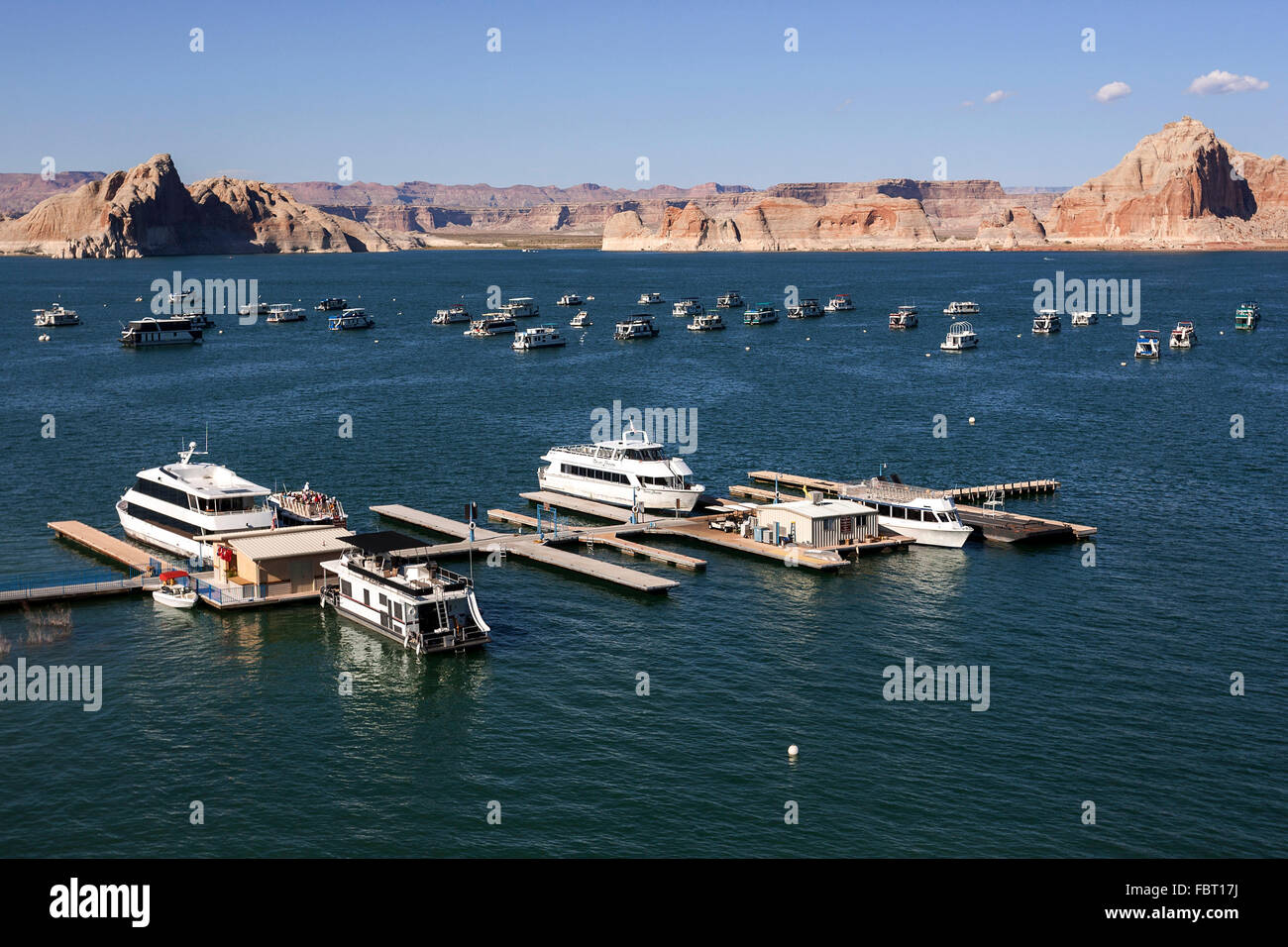 Houseboats in Wahweap Bay, Lake Powell, red Navajo Sandstone cliffs