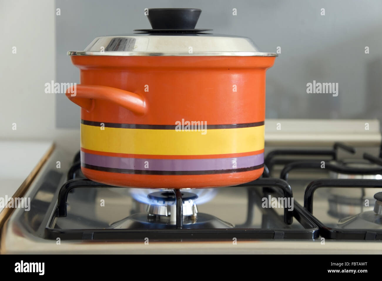 saucepan on stove Stock Photo Alamy