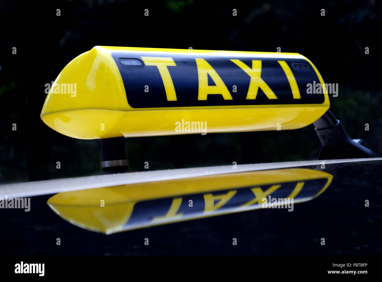 Eine glühende taxi Schild auf dem Dach des Autos in das Licht der Lichter  der Nacht Stadt Stockfotografie - Alamy