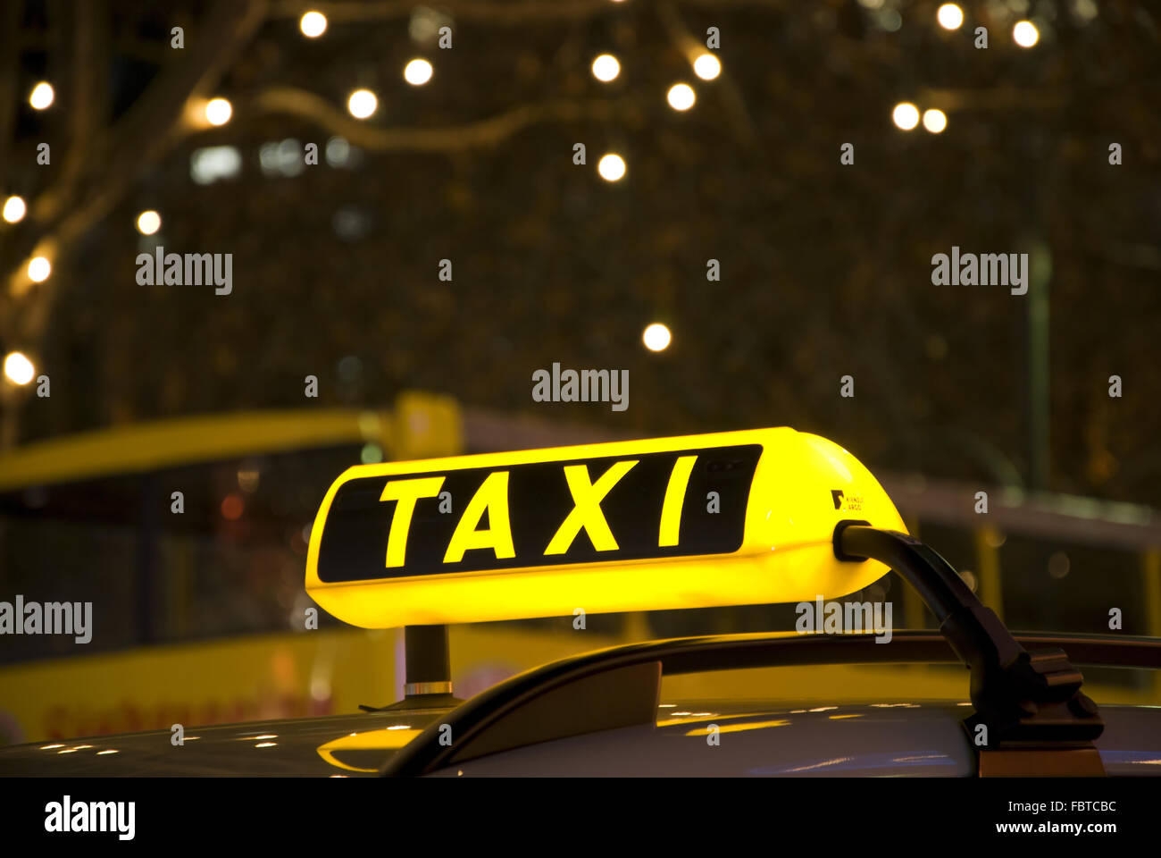 Eine glühende taxi Schild auf dem Dach des Autos in das Licht der Lichter  der Nacht Stadt Stockfotografie - Alamy
