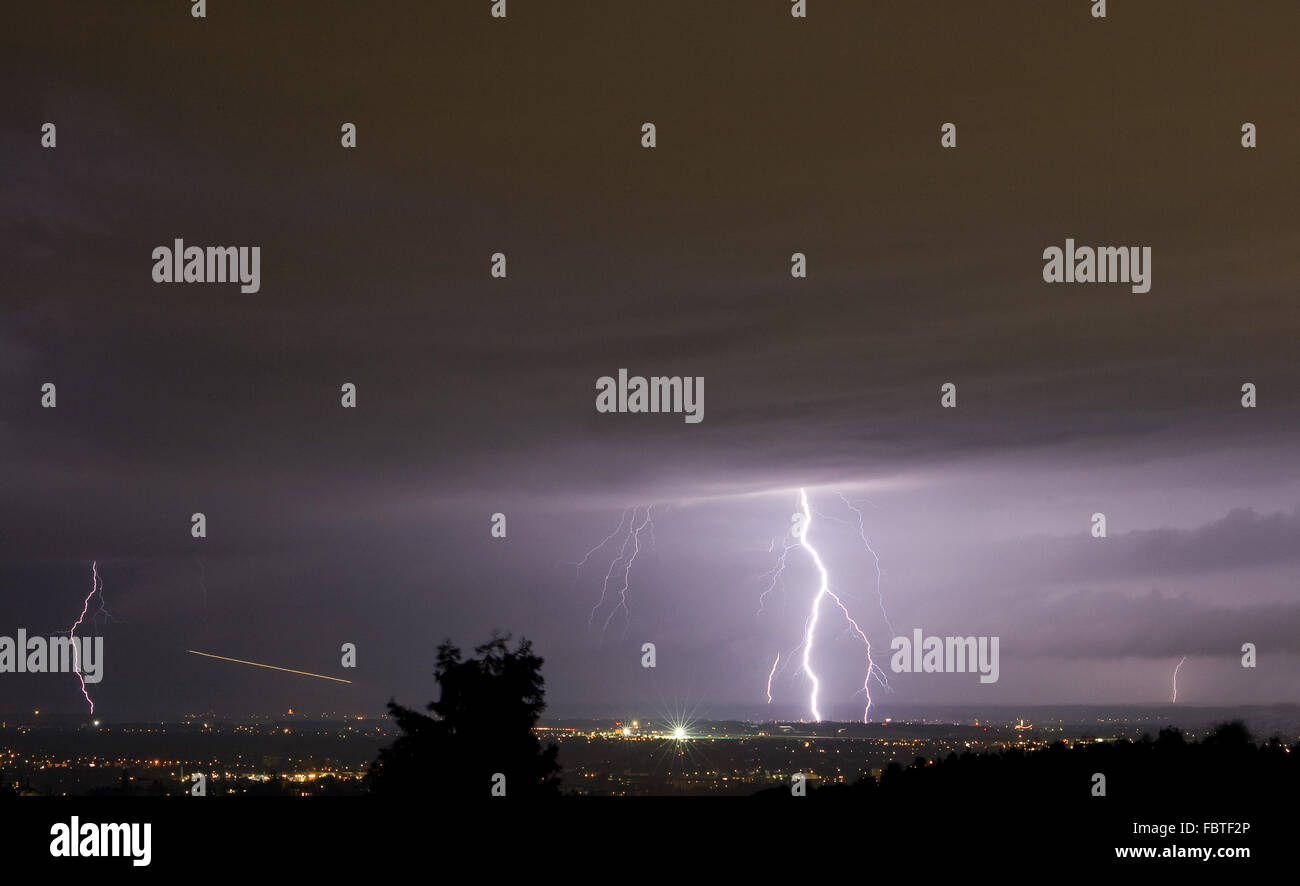 Flashes hi-res stock photography and images - Alamy