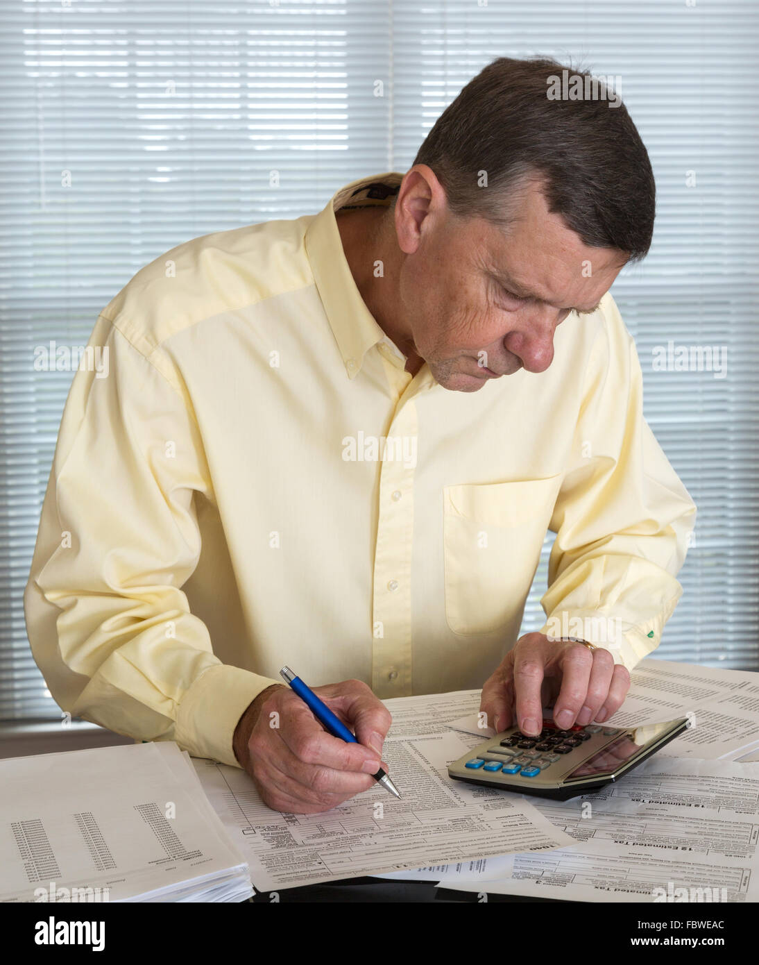 File tax return man writing hi-res stock photography and images - Alamy