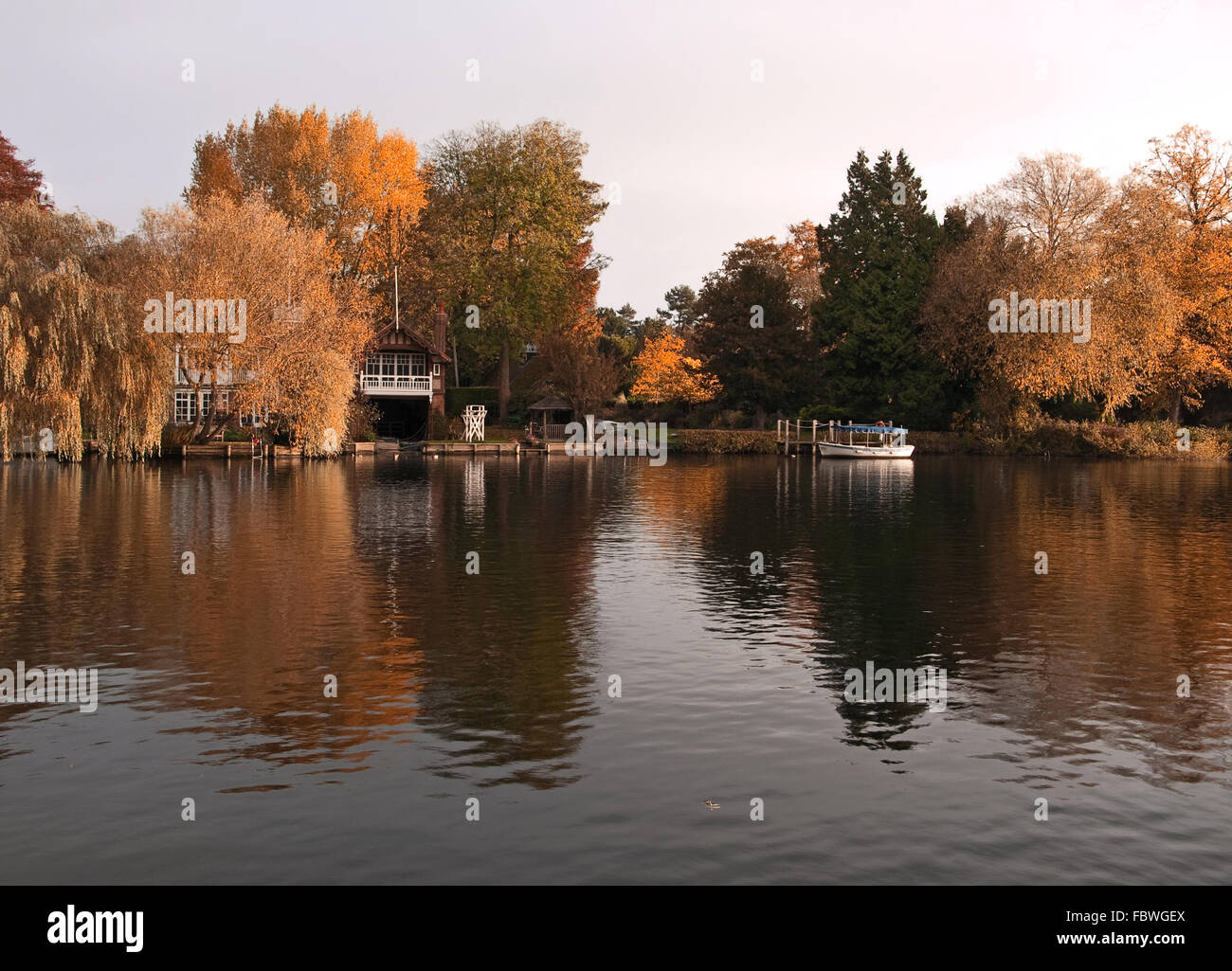 Riverside homes near Cookham Stock Photo Alamy