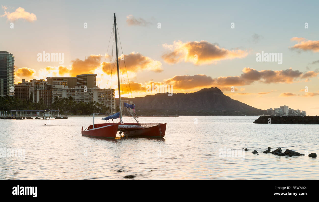 Diamond head view from boat hi-res stock photography and images - Alamy