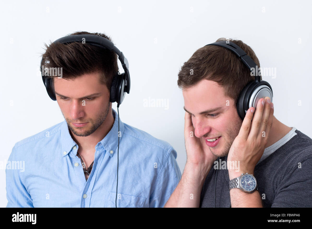 Voice listener. молодые люди в наушниках. Friends listening to music. Your friends listen to music. парень и девушка в наушниках.