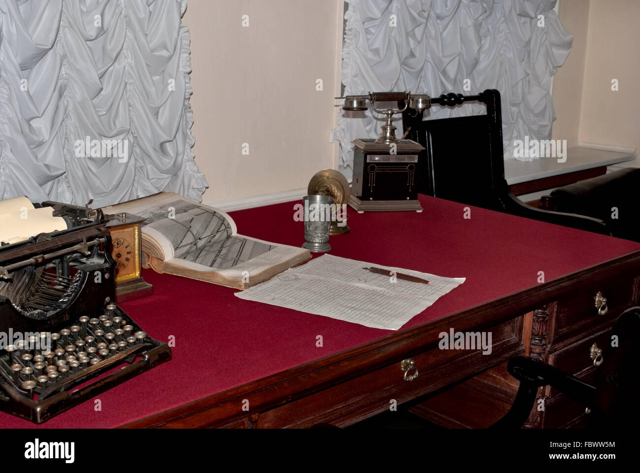 Desk work hi-res stock photography and images - Alamy