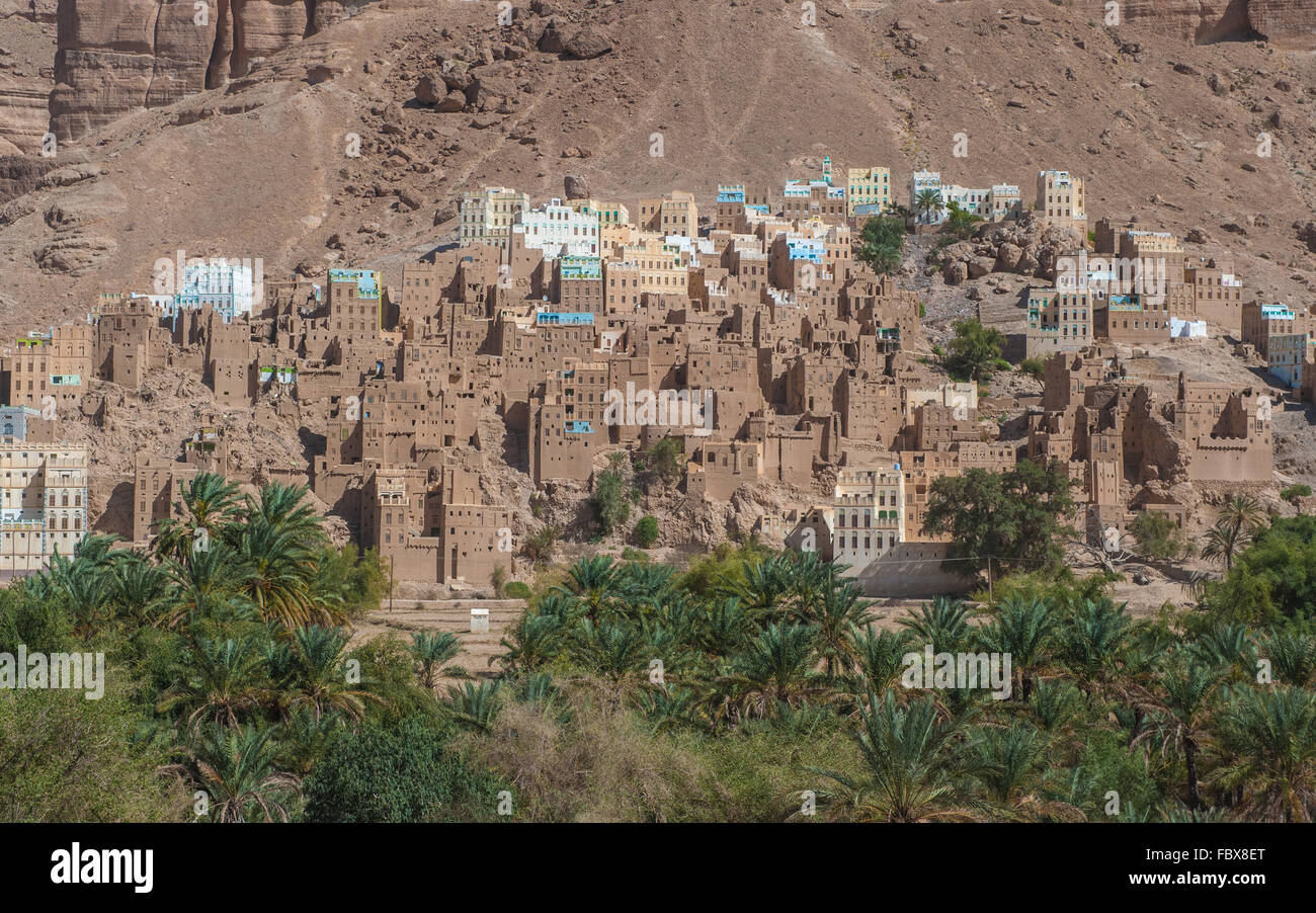 Mud town in Wadi Doan, Hadramaut province, Yemen Stock Photo