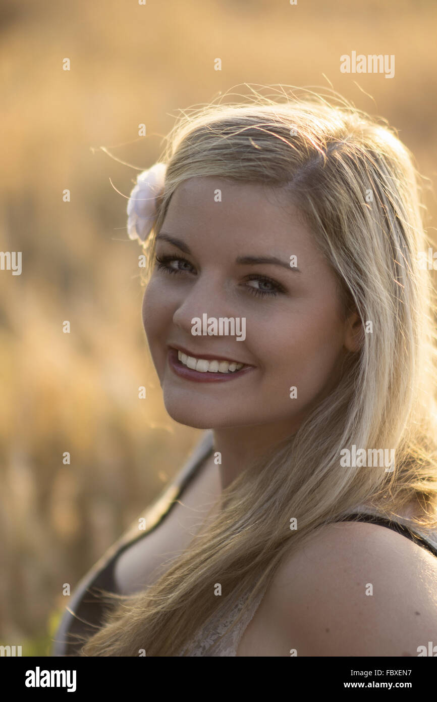 Portrait junge Frau im Abendlicht Stock Photo