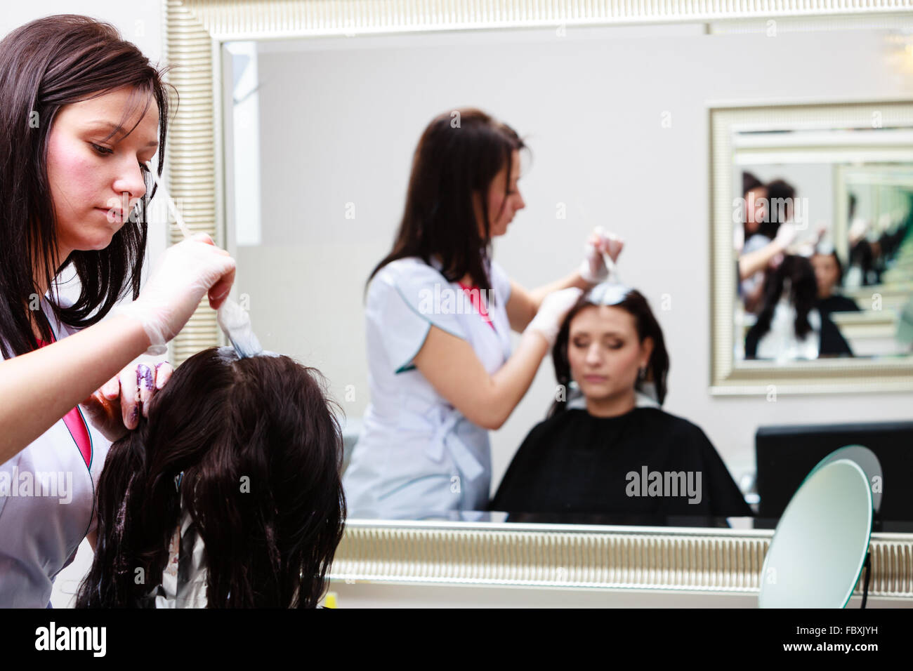 Окрашивание волос процесс. Покраска волос в домашних условиях. Красить волосы другому человеку. Плохие волосы. Красить волосы другому человеку.