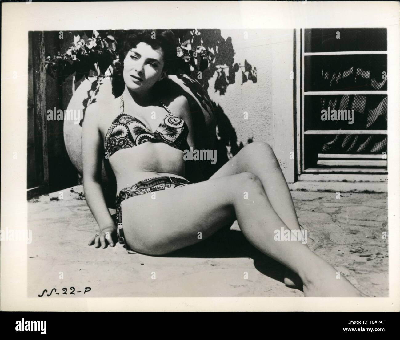 1922 - woman in swim suit bikini swimsuit two piece sun Elizabeth Taylor ©  Keystone Pictures USA/ZUMAPRESS.com/Alamy Live News Stock Photo - Alamy