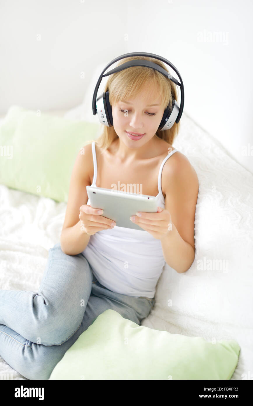 Teen girl reading tablet hi-res stock photography and images - Alamy
