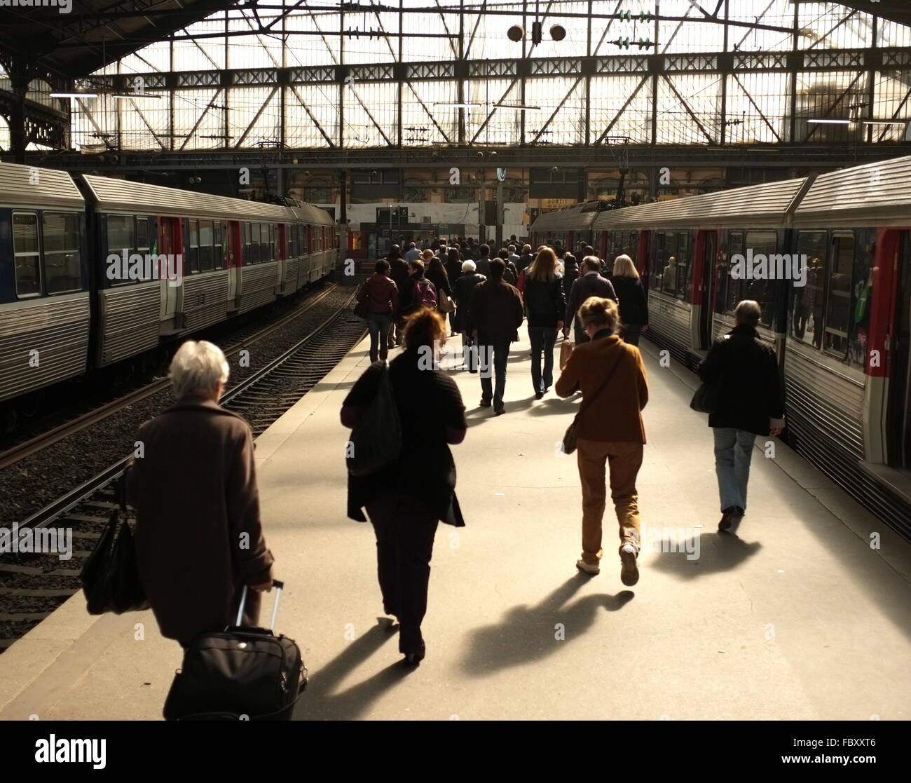 AJAXNETPHOTO. PARIS, FRANCE. - GARE ST.LAZARE - PASSENGERS LEAVING A TRAIN AT SAINT-LAZARE GRAND CENTRAL STATION.  PHOTO:JONATHAN EASTLAND/AJAX REF: FX 112703 5326 Stock Photo