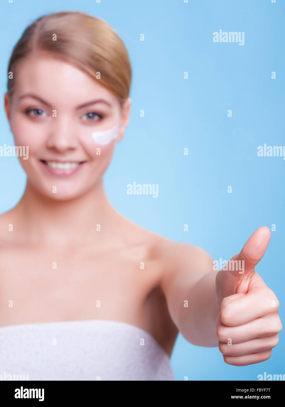Skin care. Girl applying moisturizing cream Stock Photo Alamy