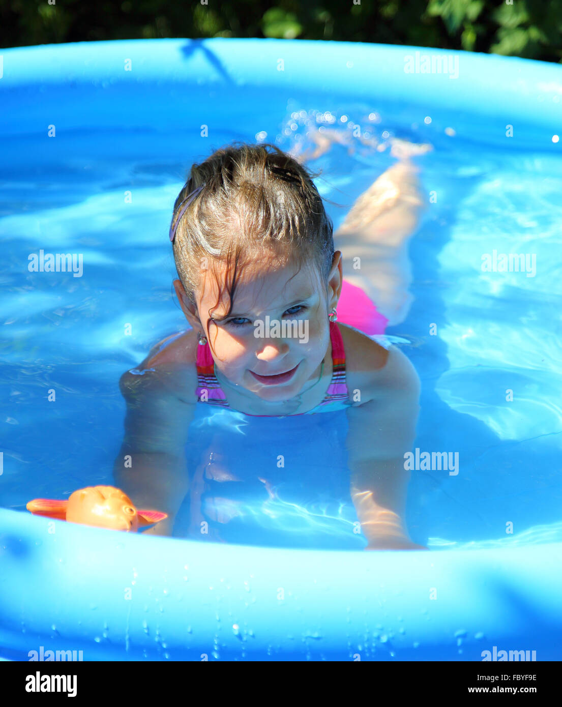 Маленькие купается бассейне. Девочка купается в бассейне. Девочка в надувном бассейне. Девочка купается в надувном бассейне. Дети купаются в надувном бассейне.