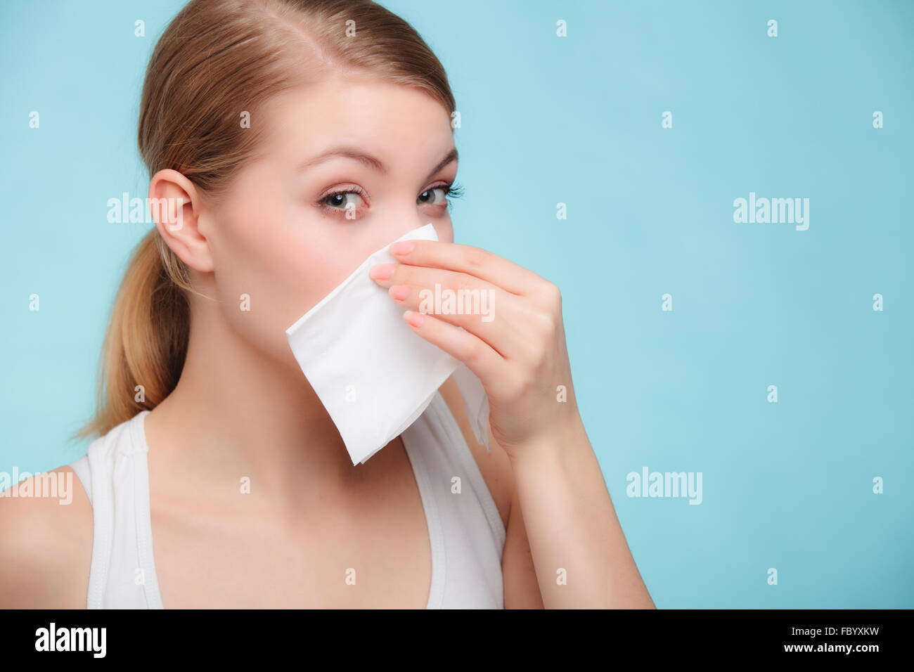 Носовоекровотечениеудетец. Повышенная кровоточивость. Чихаю кровью из носа. Чихаю кровью из носа. Носовое кровотечение картинки.