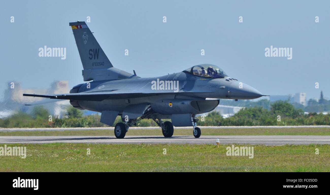 Air Force F-16 Viper/Fighting Falcon Fighter Jet Stock Photo - Alamy