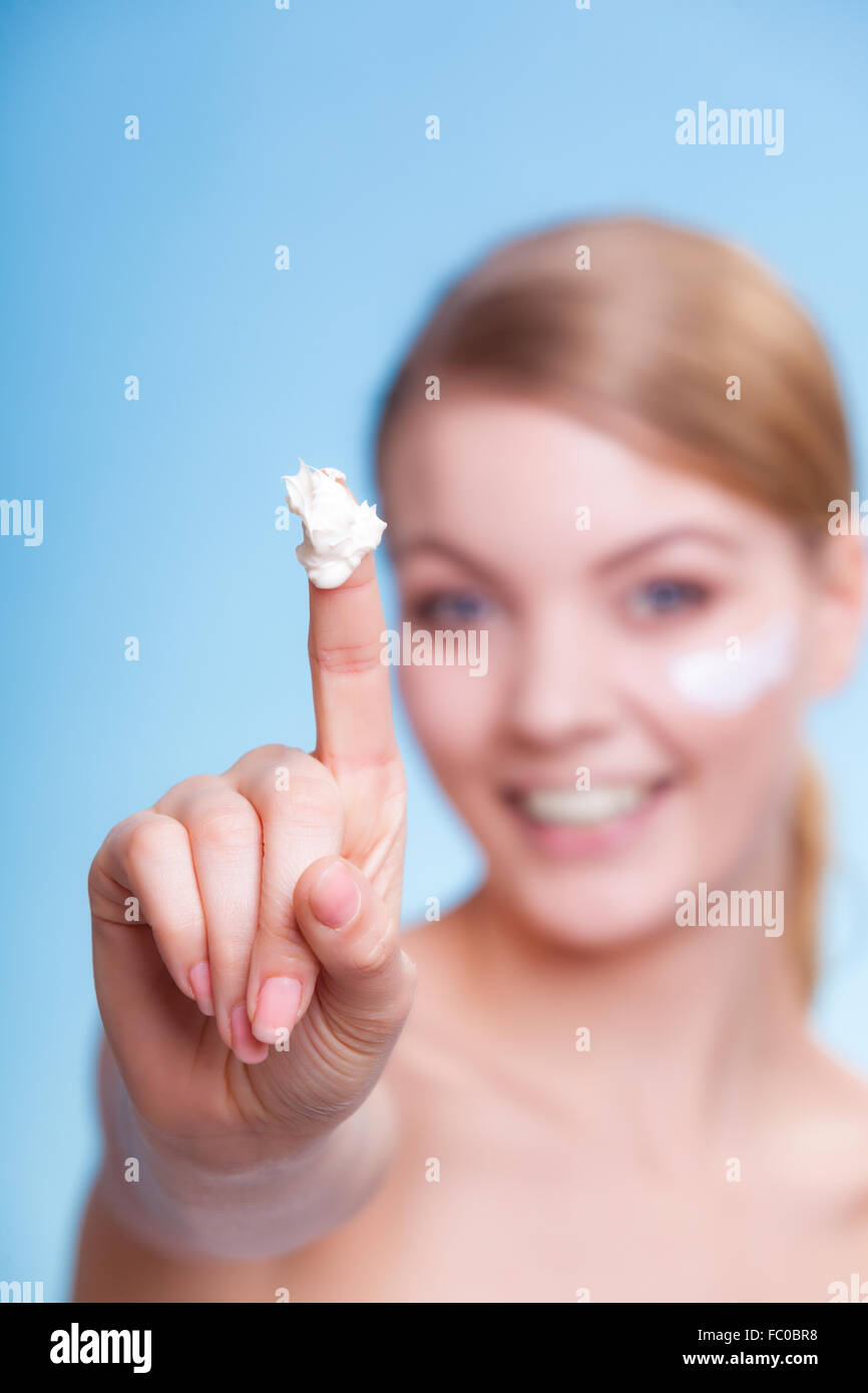 Skin care. Girl applying moisturizing cream Stock Photo Alamy