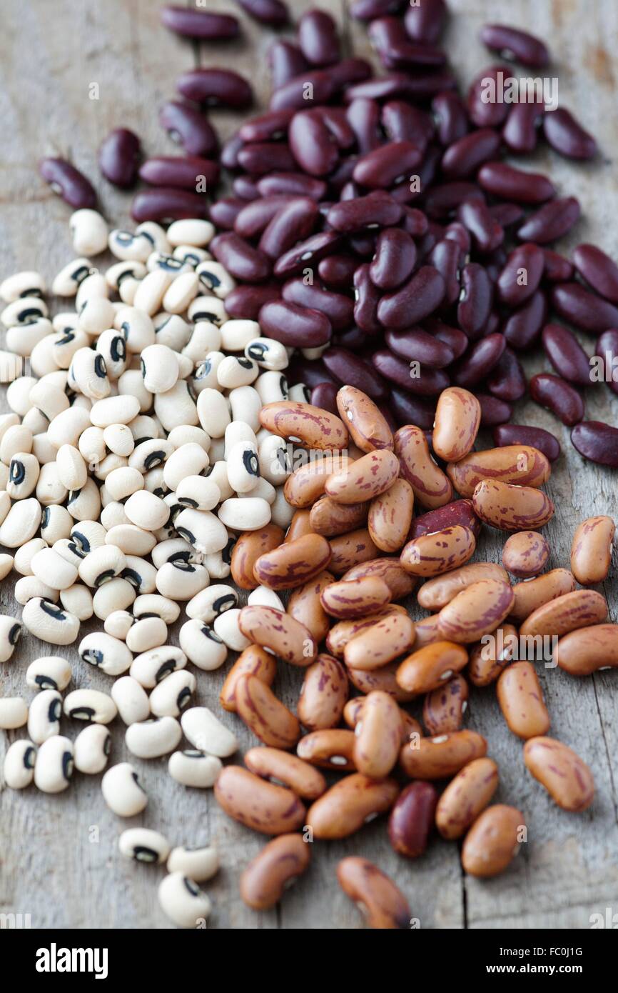 Red kidney beans, black eyed beans and pinto beans on a wood table Stock Photo - Alamy Red kidney beans, black eyed beans and pinto beans on a wood table Stock Photo - Alamy