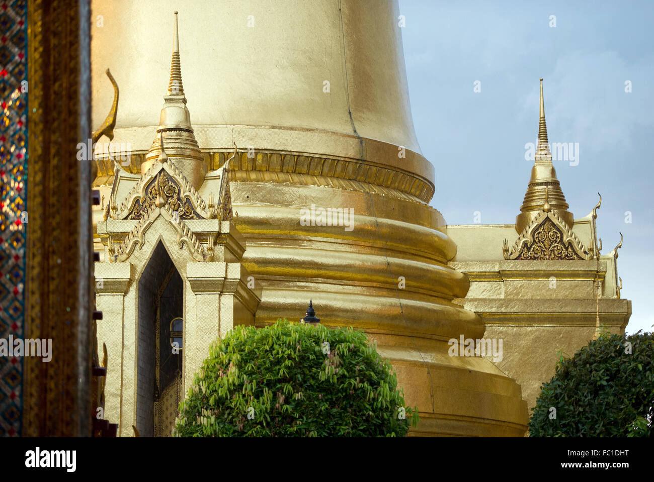 Bangkok, Thailand. 20th Sep, 2012. The building and towers of the big royal palace are pictured in Bangkok, Thailand, 20 September 2012. Photo: Soeren Stache/dpa/Alamy Live News Stock Photo