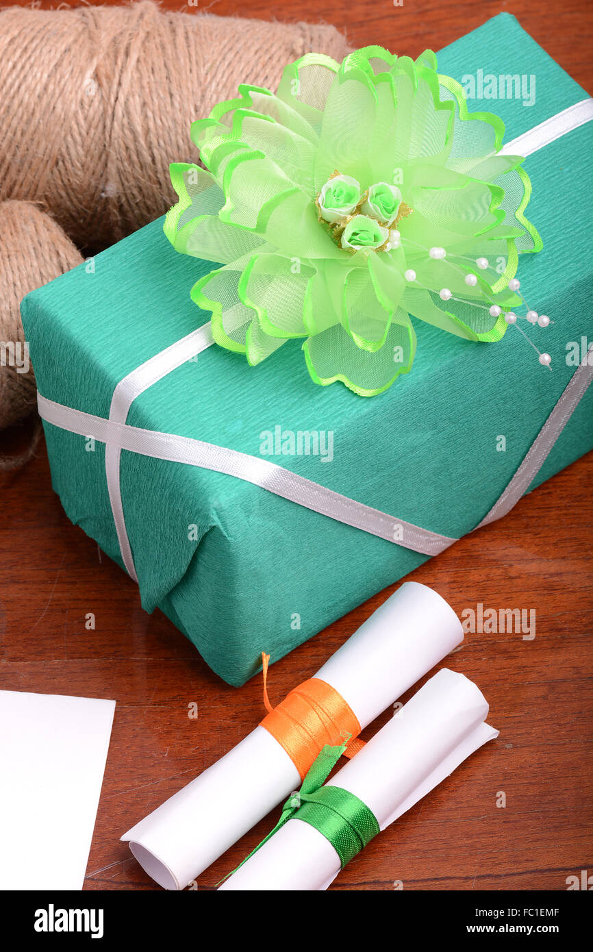 3d golden gift box hi-res stock photography and images - Alamy