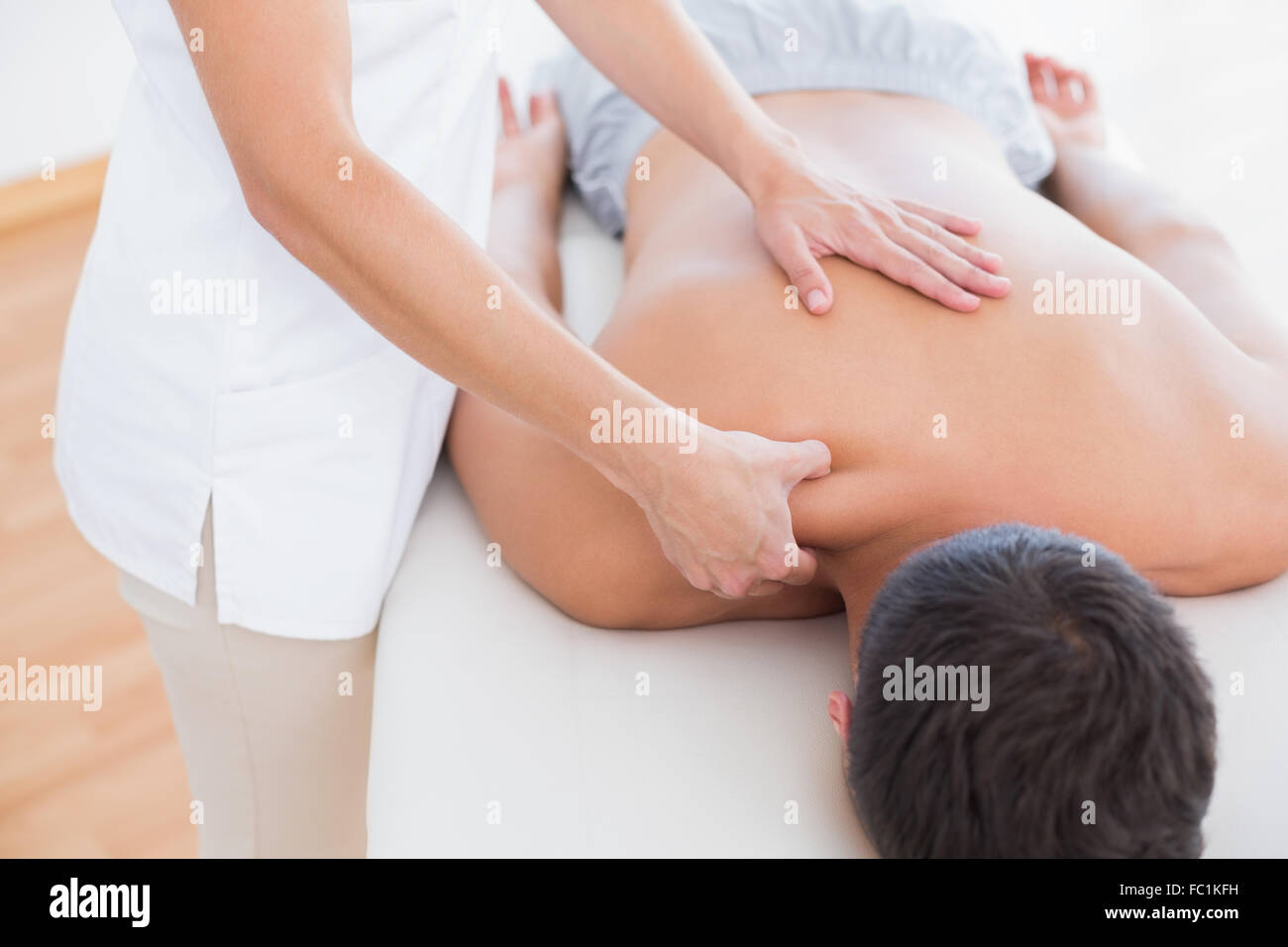 Массаж воротниковой зоны сидя. Массаж спины и шейно-воротниковой зоны. Лечебный массаж плечевого сустава. Лечебный массаж плечевого сустава. Массаж плеча.