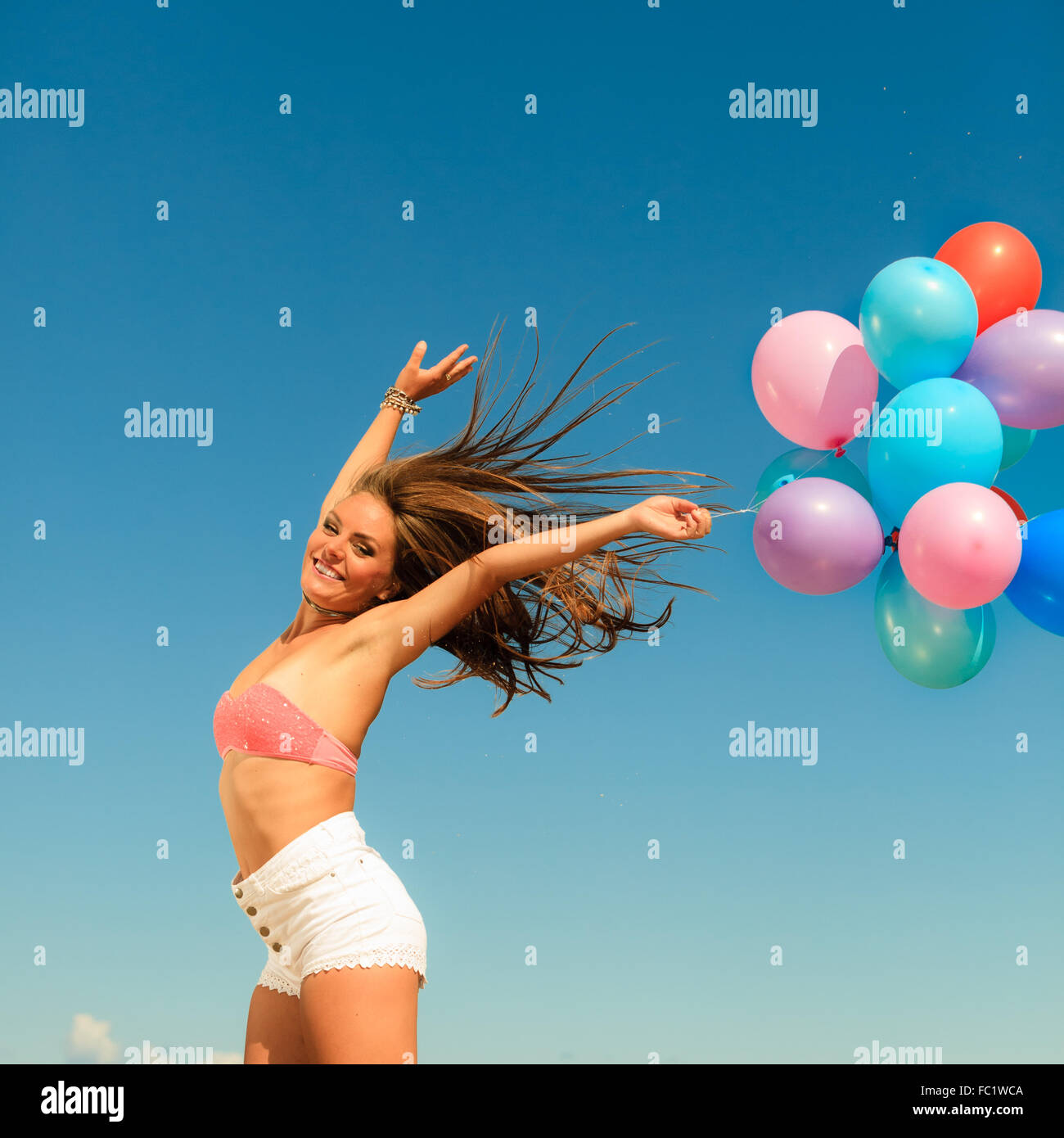 Человек на воздушных шарах. Девочка с мячом. Девушка с шарами прыгает. Девушка прыгает на шаре. Девочка прыгает на шарике.