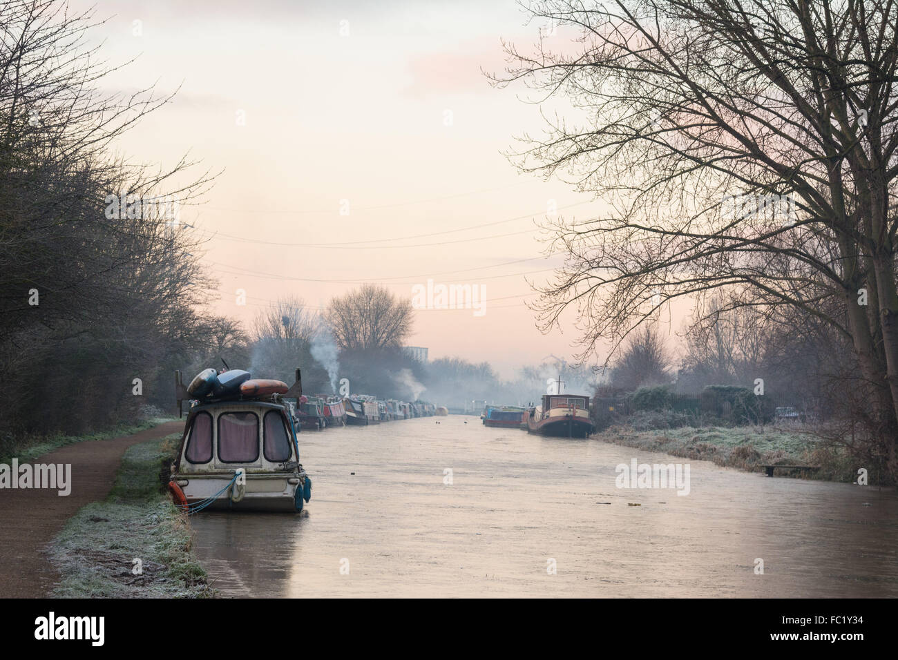 Tottenham Marshes, London UK, 20th January 2016. UK Weather. A second morning of sub-zero temperatures see Tottenham Marshes under a layer of frost, and the river Lee frozen. Credit: Patricia Phillips/Alamy Live News Stock Photo