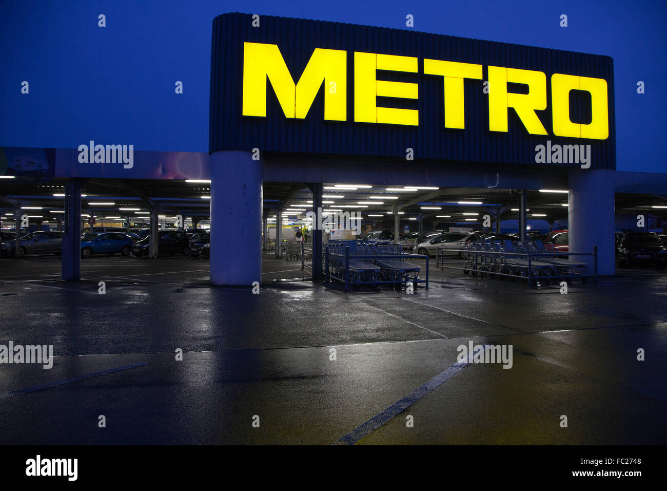 Metro supermarket hi-res stock photography and images - Alamy Metro supermarket hi-res stock photography and images - Alamy