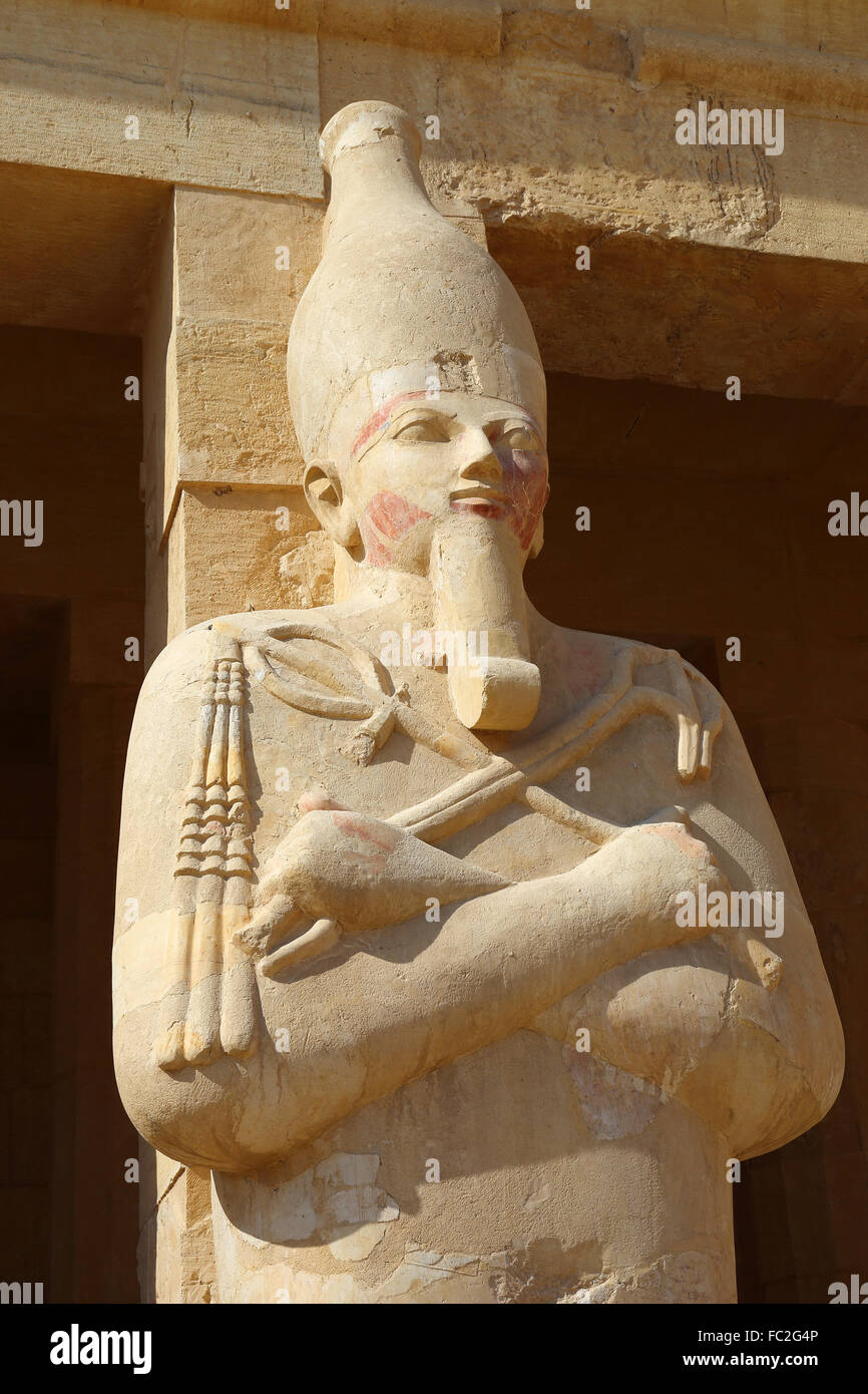 Statue of the Queen Hatshepsut in temple Stock Photo Alamy