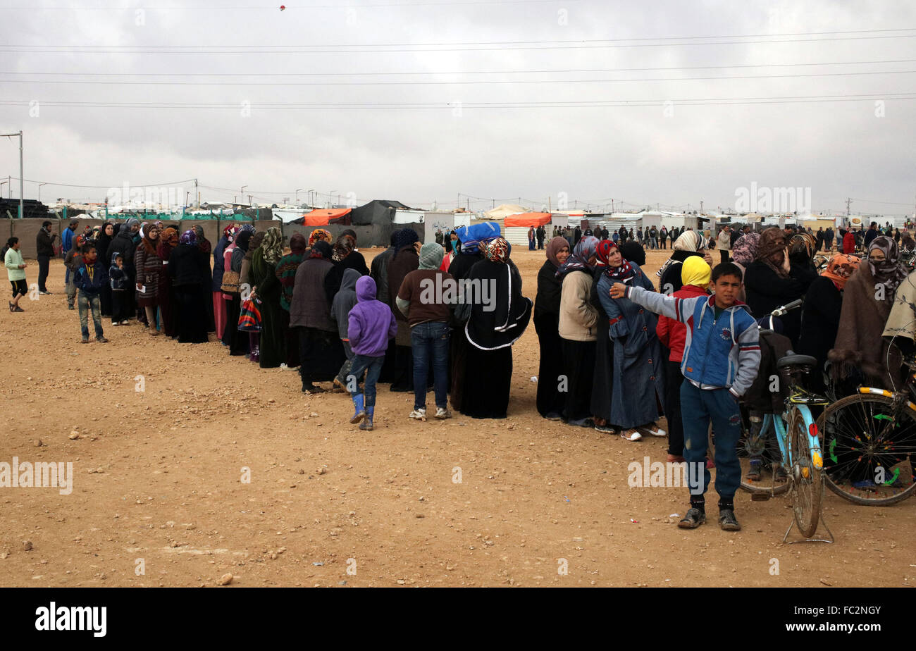 (160120) -- MAFRAQ, Jan. 20, 2016 (Xinhua) -- Syrian refugees queue for aid packages at Al Zaatari refugee camp in the Jordanian city of Mafraq, near the border with Syria, Jan. 20, 2016. (Xinhua/Mohammad Abu Ghosh) Stock Photo