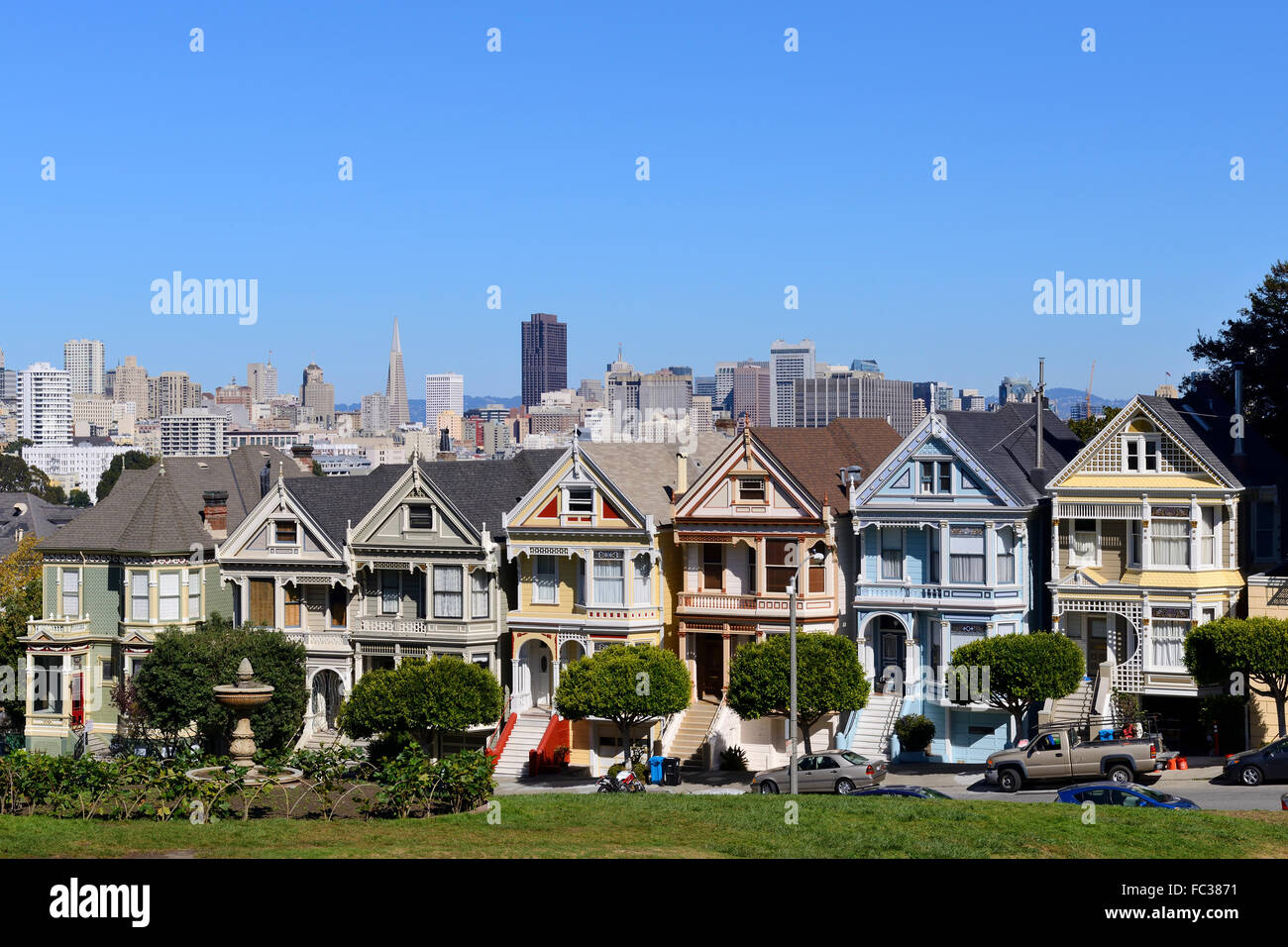 Painted Ladies Of Alamo Square With City Skyline In Background San Painted Ladies Of Alamo Square With City Skyline In Background San FC3871