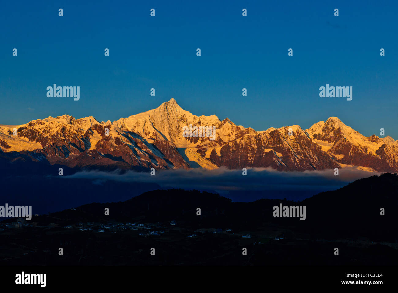 meili-snow-mountain-range-mingyong-glacier-holy-kawagebo-peak-worshiped