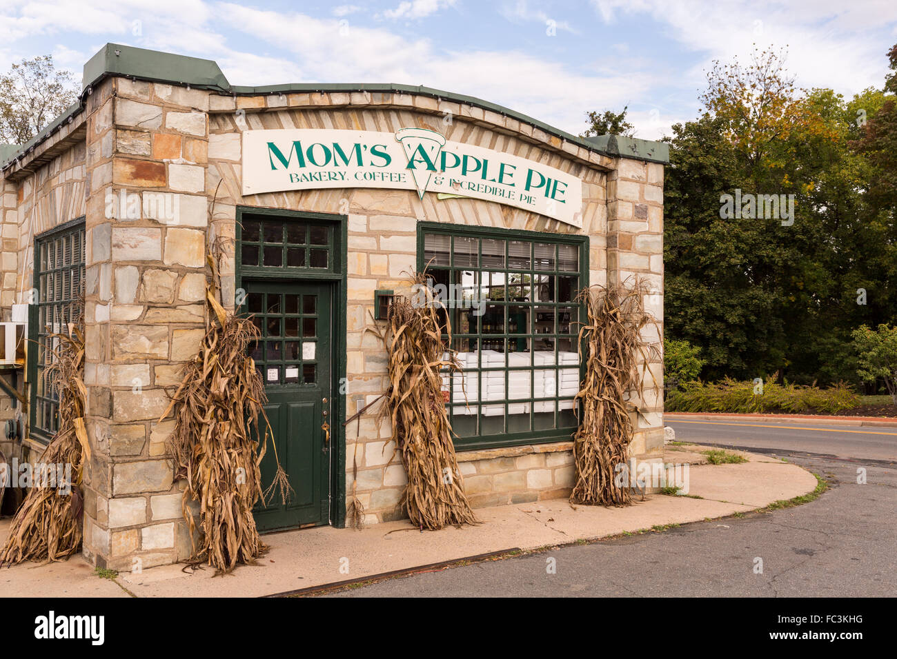 Mom's Apple Pie bakery in the historic colonial village of Leesburg