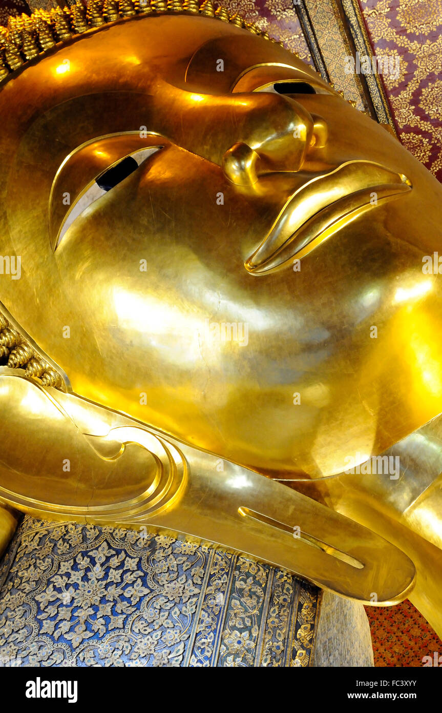 Reclining Golden Buddha in Wat Pho temple (Wat Phra Chetuphon), Bangkok ...