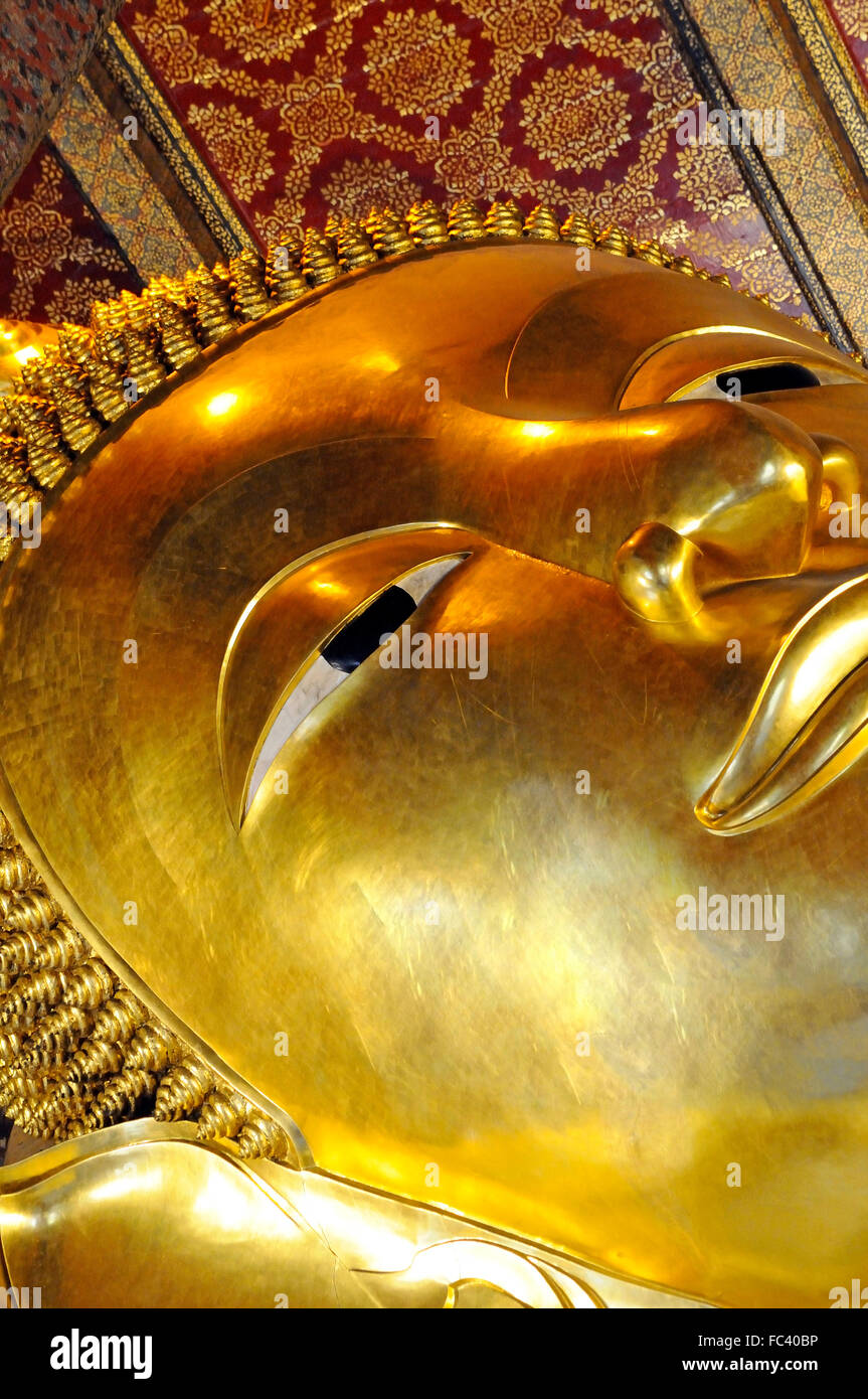 Reclining Golden Buddha in Wat Pho temple (Wat Phra Chetuphon), Bangkok ...