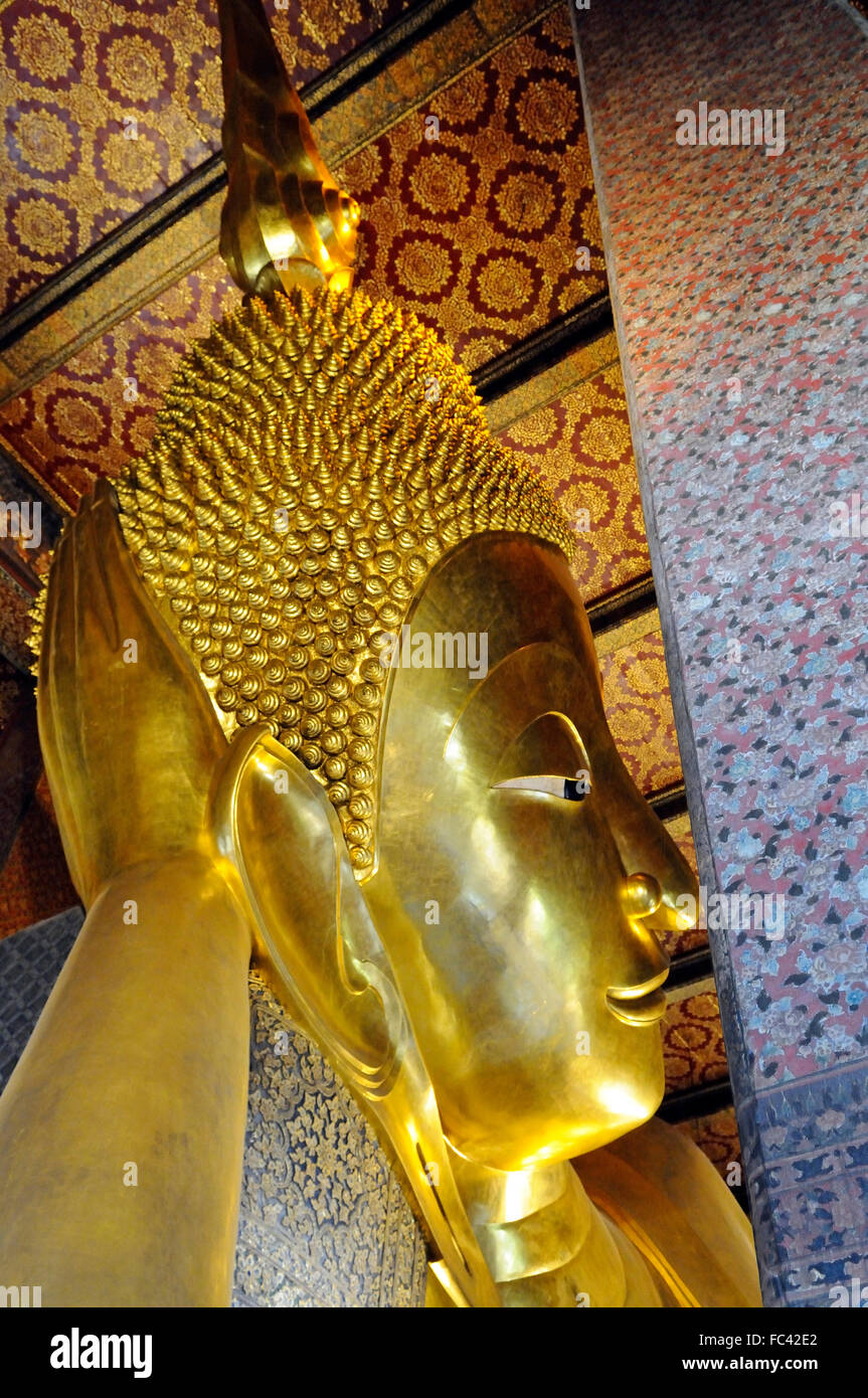 Reclining Golden Buddha in Wat Pho temple (Wat Phra Chetuphon), Bangkok ...