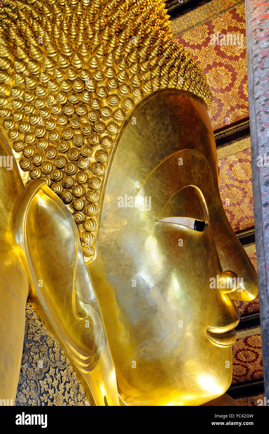 Reclining Golden Buddha in Wat Pho temple (Wat Phra Chetuphon), Bangkok ...