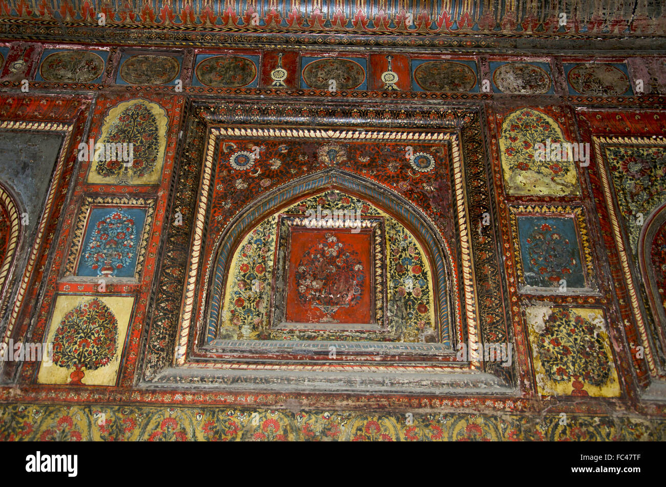Painting on the inner wall and ceiling, Rani Mahal. Jhansi, Uttar Pradesh, India Stock Photo