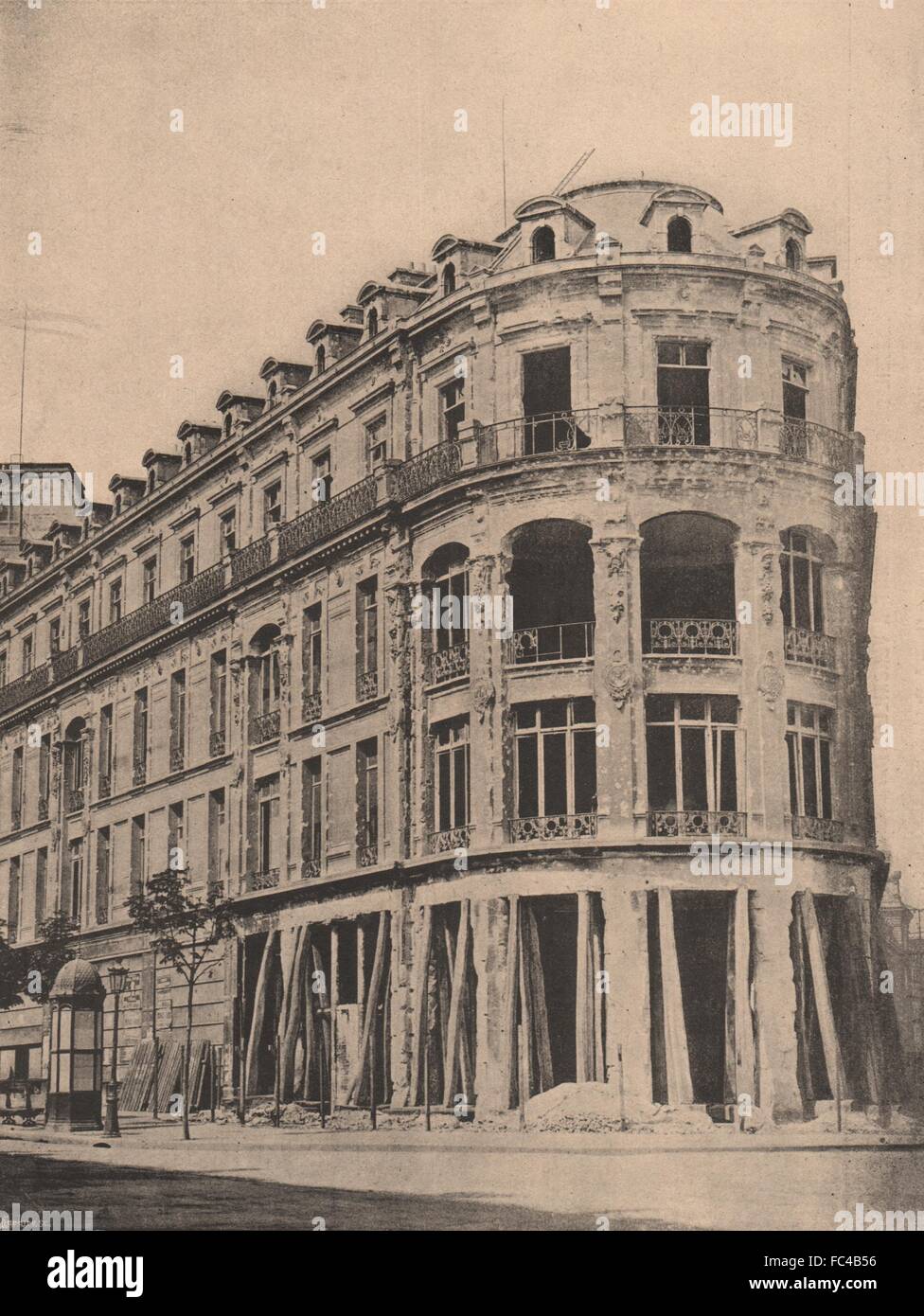 PARIS COMMUNE 1871. Magasins Réunis (Place du Château-d'Eau), old print c1873 Stock Photo