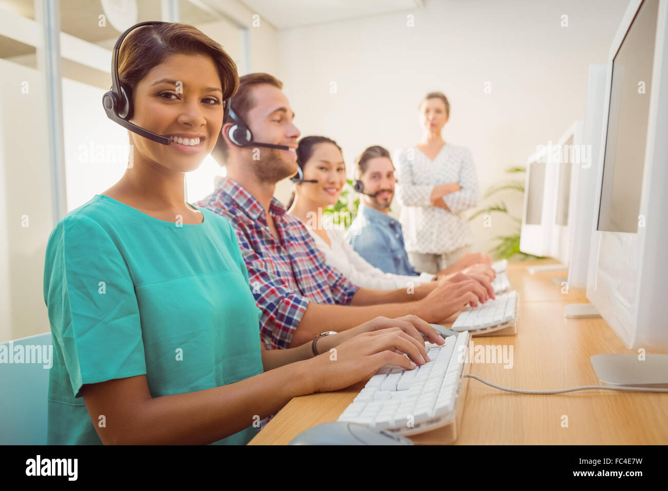 Менеджмент персонала. Консалтинговые услуги для бизнеса. Видеомонитор может работать в режиме. Как работает под. Офисный работник.