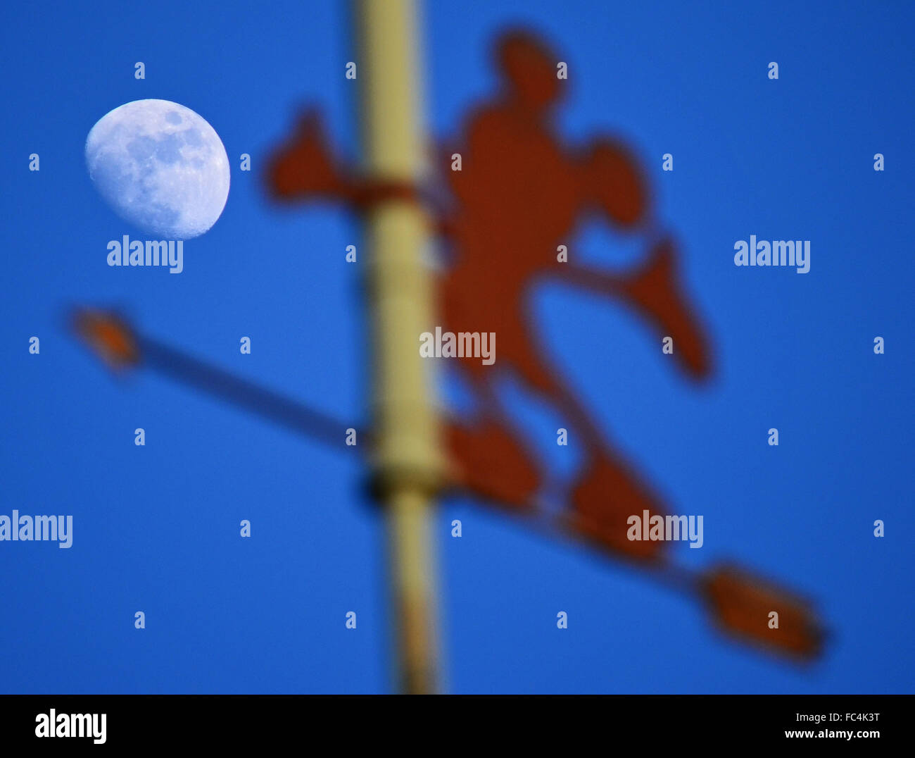 Tokyo, Japan. 20th Jan, 2016. The moon can be seen from Maihama Station near Tokyo Disneyland on Wednesday January 20, 2016. Tokyo Disneyland and Tokyo Disney Sea are some of the exciting attractions for tourist visiting Japan. A record 19,374,000 foreigners visited Japan in 2015, a 47.1% increase over the 13.41 million who visited Japan in 2014, the Japan Minister of land, Infrastructure, Transport and Tourism said at a press conference on Tuesday in Tokyo Japan. Photo by: Ramiro Agustin Vargas Tabares. © Ramiro Agustin Vargas Tabares/ZUMA Wire/Alamy Live News Stock Photo