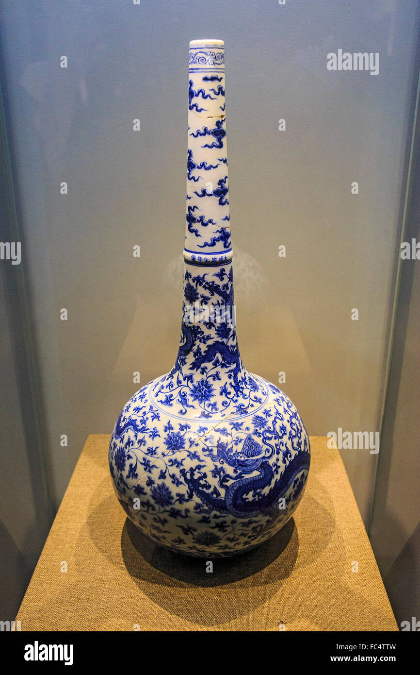 Priceless Ming Dynasty vase with dragons in interlocking flowers dated to 1465 - 1487 AD. On disiplay at Zhen Qi Hui Art Center Stock Photo