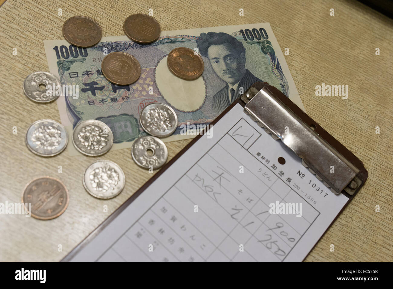 bill and payment in Japanese yen Stock Photo