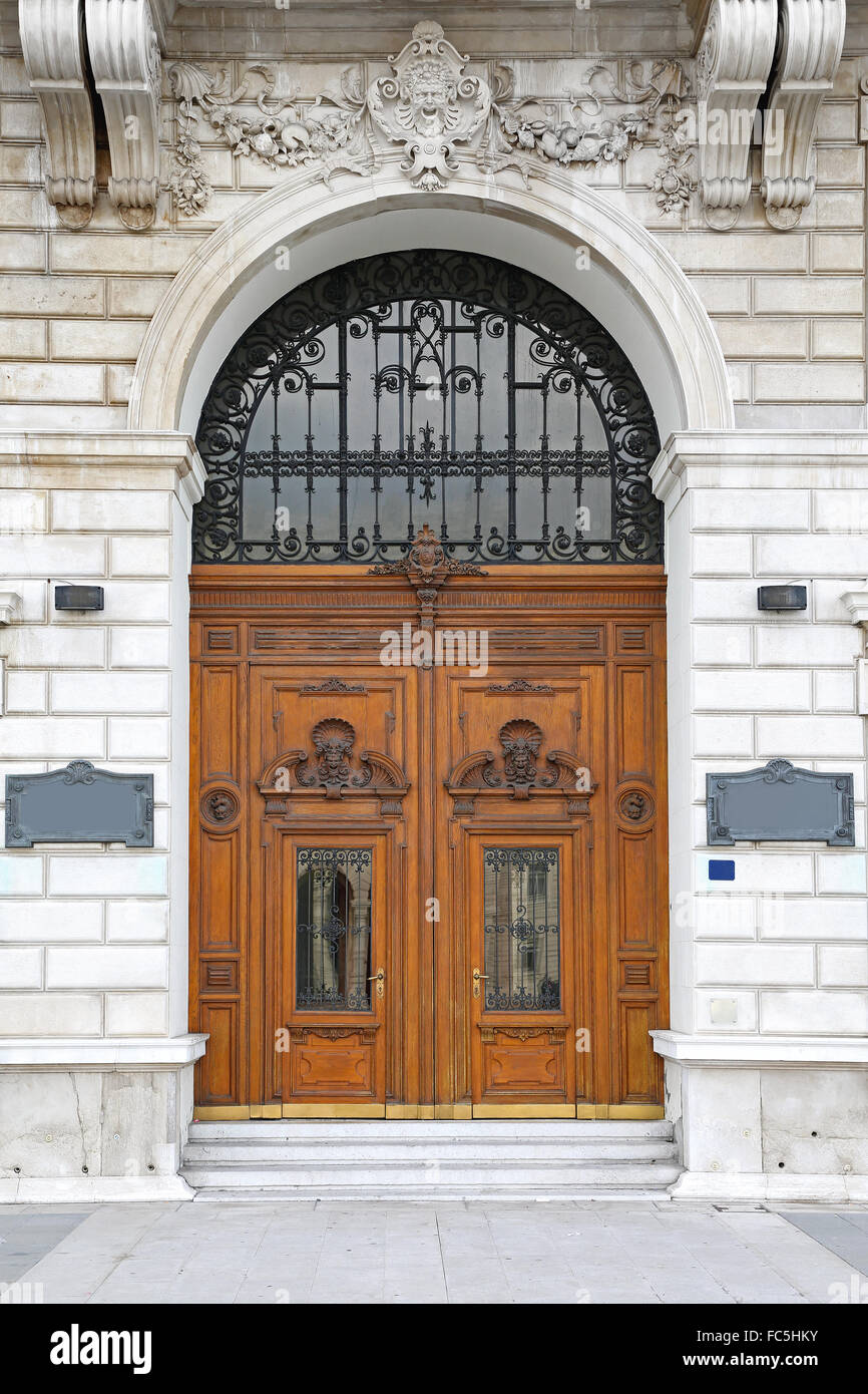 Big double arch door hi-res stock photography and images - Alamy