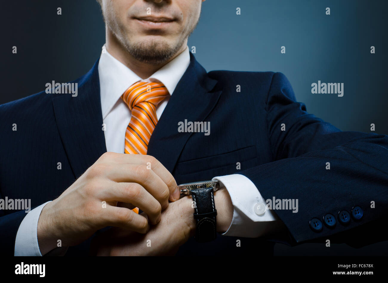 Он смотрит на часы. Человек смотрит на часы. Он смотрит на часы. Мужчина с будильником в руках. Человек показывает на часы.