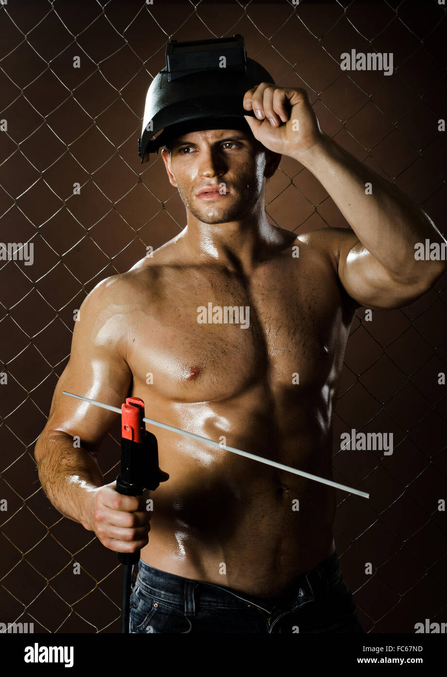 Павел деревянко ночная смена. Ночная смена 2018. Пожарные голый торс. Красивые сантехники мужчины. Сварщик аватарка.