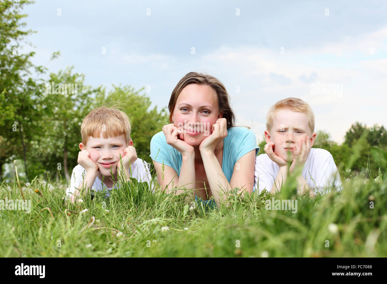 Мама и два сына русское. Мать с двумя сыновьями. Фотосессия мама и два сына. Фото мама и два сына. Фото женщины с двумя сыновьями.