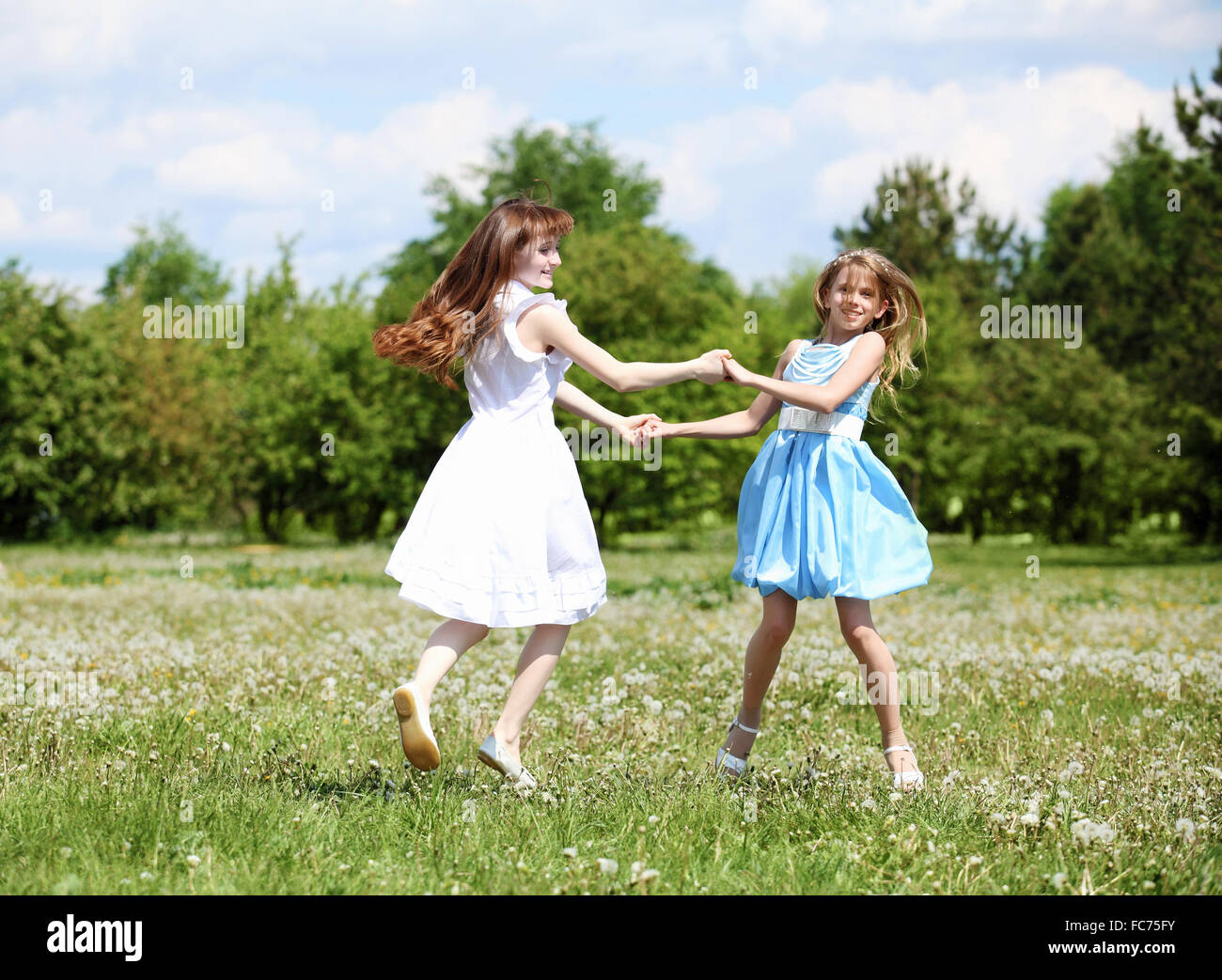 Покажите как т молодые. Покажите как т молодые. Включи 2 девочек гуляющих. Две девочки бегут. Ира одесса.