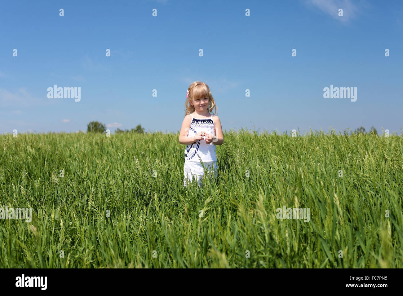 little girl outdoors in sunny summer day Stock Photo - Alamy