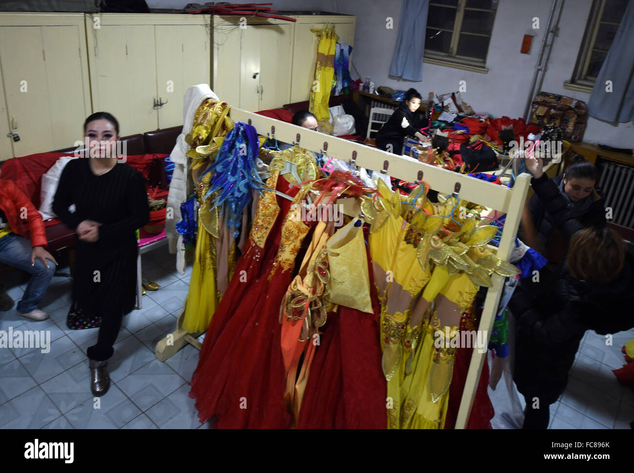 Lanzhou, China's Gansu Province. 19th Jan, 2016. Dancers prepare backstage for an acrobatic dance show in Lanzhou, capital of northwest China's Gansu Province, Jan. 19, 2016. The performance, which combined Dunhuang elements and dance and acrobatics, presented the charm of the ancient Silk Road. © Fan Peishen/Xinhua/Alamy Live News Stock Photo